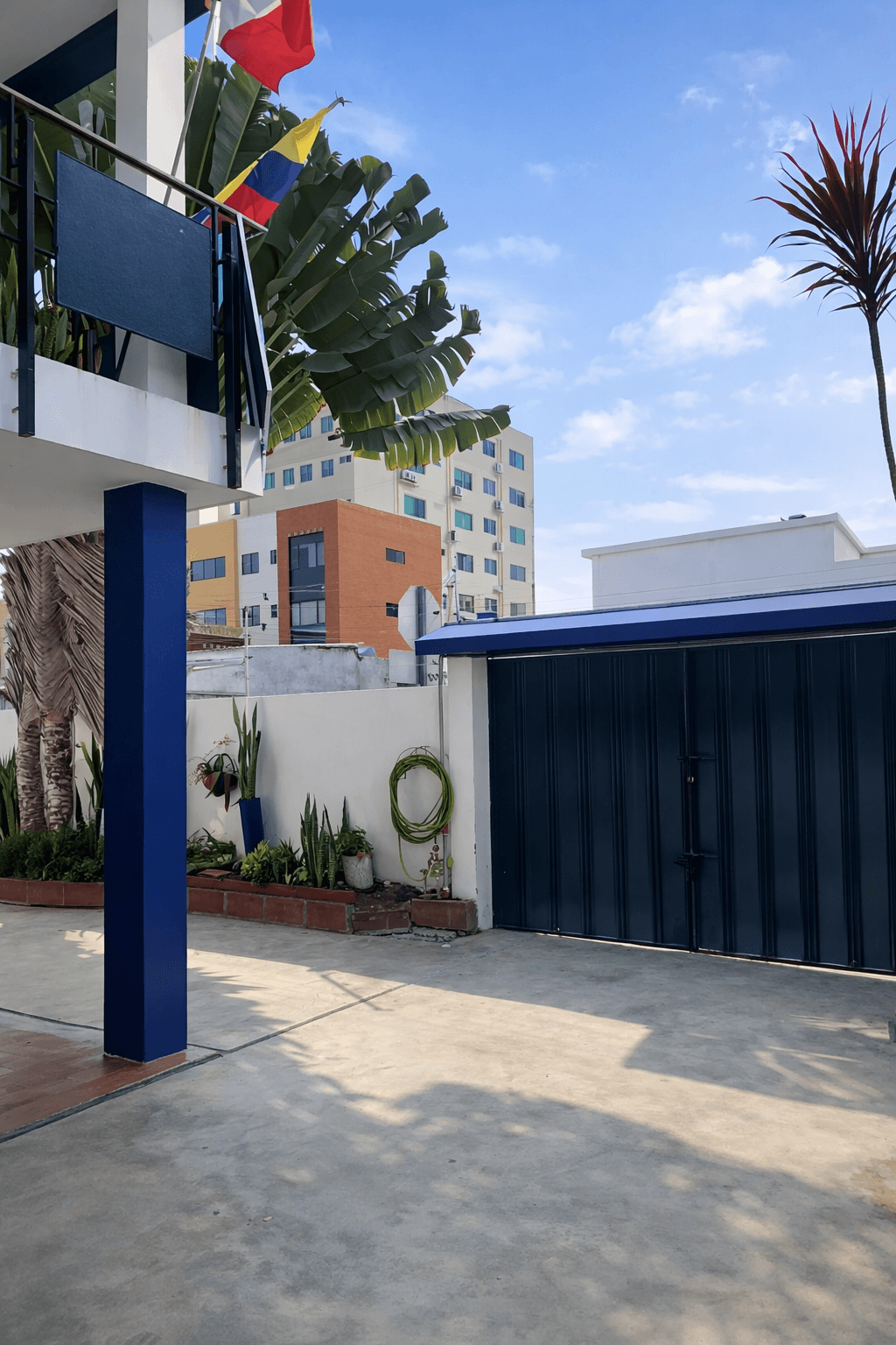 Entrada y garaje